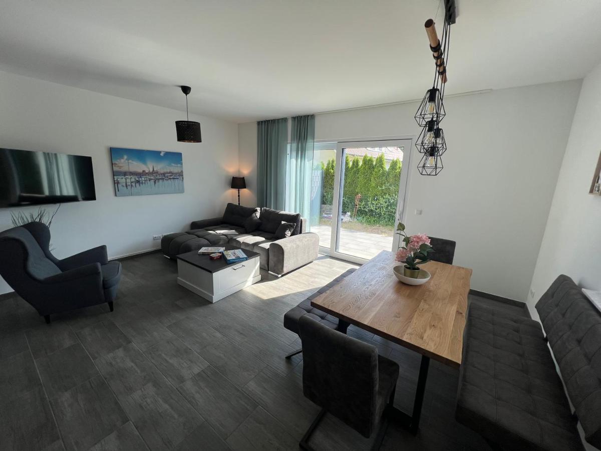 Doppelhaushaelfte Mit Terrasse Villa Elmenhorst/Lichtenhagen Kültér fotó